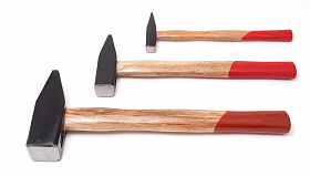 На сайте Трейдимпорт можно недорого купить Молоток с деревянной ручкой 2000гр Partner PA-821-2000. 
