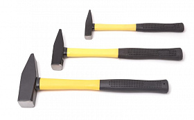 На сайте Трейдимпорт можно недорого купить Молоток с пластиковой ручкой 200гр Partner PA-801-200. 